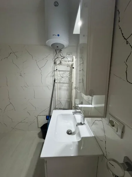 Tirane, jepet me qera garsonier Kati 0, 35 m² 450 € (RRUGA E BARRIKADAVE)