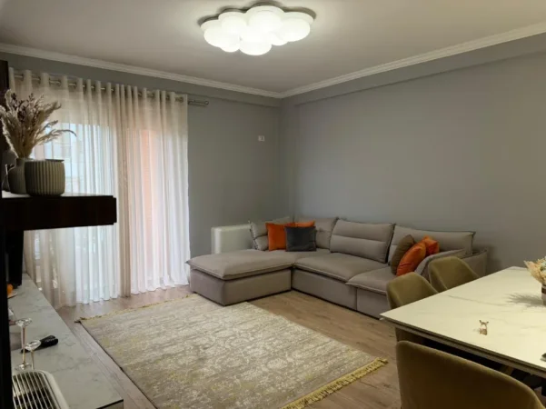 Tirane, jepet me qera apartament 1+1 , 60 m² 900 € (Afer Hotel Sokratit)