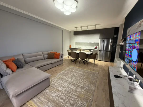 Tirane, jepet me qera apartament 1+1 , 60 m² 900 € (Afer Hotel Sokratit)