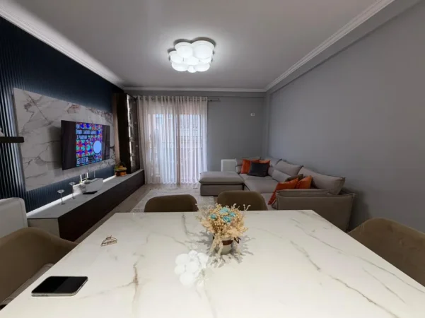 Tirane, jepet me qera apartament 1+1 , 60 m² 900 € (Afer Hotel Sokratit)