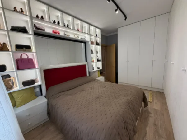 Tirane, jepet me qera apartament 1+1 , 60 m² 900 € (Afer Hotel Sokratit)