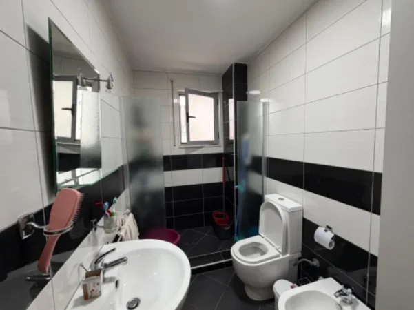 Tirane, jepet me qera apartament 1+1 , 60 m² 900 € (Afer Hotel Sokratit)