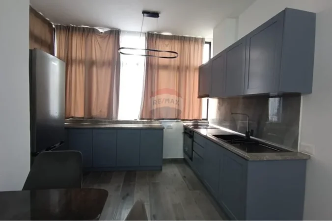 Tirane, jepet me qera apartament 1+1+Ballkon Kati 2, 70 m² 650 € (Rruga Fortuzi)