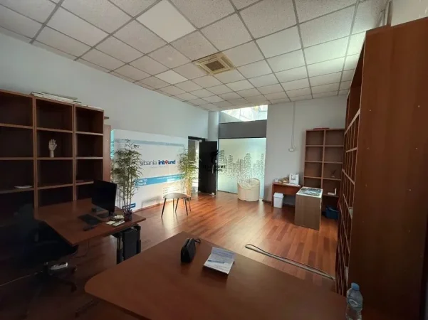 Tirane, jepet me qera zyre Kati 3, 51 m² 600 € (SHESHI WILLSON)