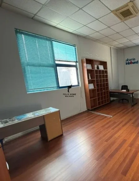 Tirane, jepet me qera zyre Kati 3, 51 m² 600 € (SHESHI WILLSON)