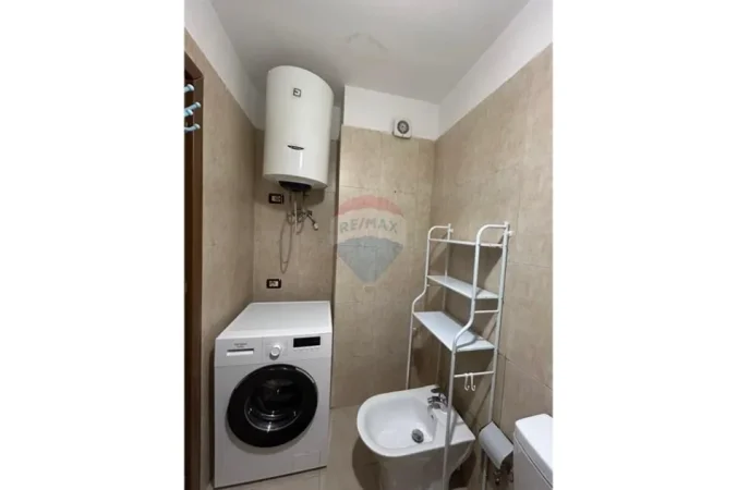 Tirane, jepet me qera apartament 1+1+Ballkon Kati 4, 68 m² 620 € (Rruga e Kavajes)