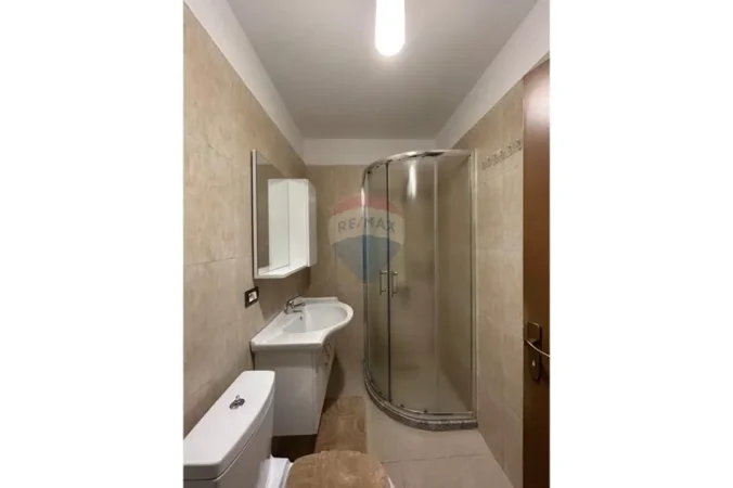 Tirane, jepet me qera apartament 1+1+Ballkon Kati 4, 68 m² 620 € (Rruga e Kavajes)