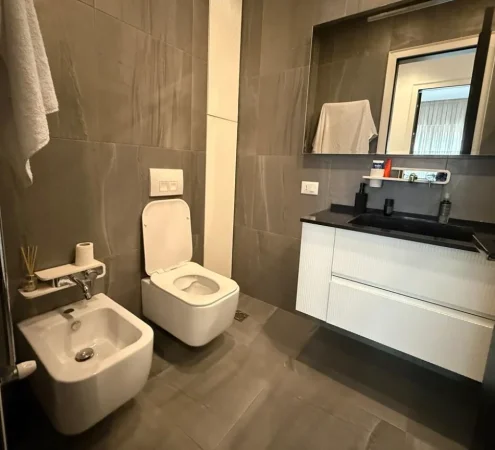 Tirane, jepet me qera apartament 2+1+Ballkon Kati 5, 108 m² 1.400 € (Rruga Kavajes)