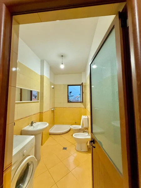 Tirane, jepet me qera apartament 1+1 Kati 2, 75 m² 450 € (21 DHJETORI)
