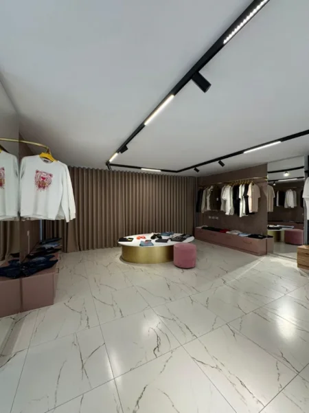Tirane, jepet me qera ambjent biznesi Kati 0, 105 m² 750 € (bulevardi migjeni)
