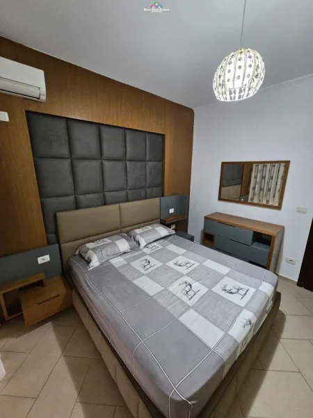 Tirane, jepet me qera apartament 1+1+Ballkon Kati 2, 100 m² 680 € (rruga peti)