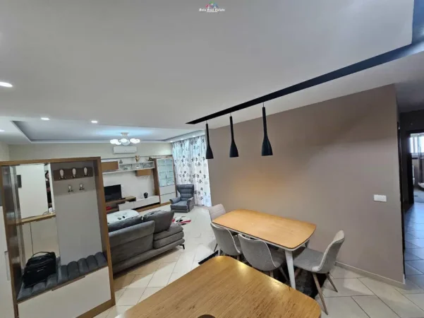 Tirane, jepet me qera apartament 1+1+Ballkon Kati 2, 100 m² 680 € (rruga peti)