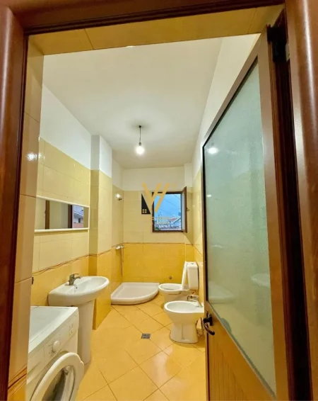 Tirane, jepet me qera apartament 1+1+Ballkon Kati 3, 80 m² 470 € (21 DHJETORI)