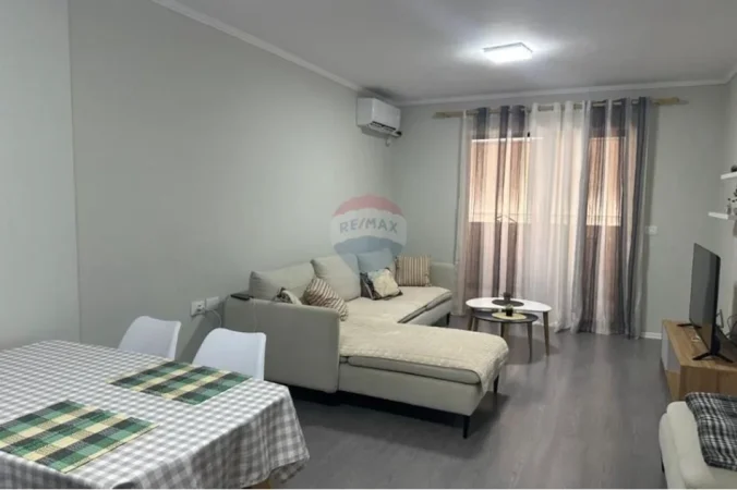 Tirane, jepet me qera apartament 1+1+Ballkon Kati 2, 65 m² 450 € (Rruga 5 Maji)