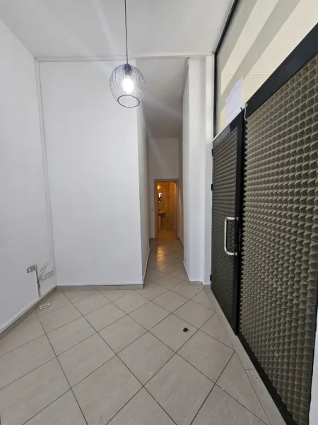 Tirane, shitet ambjent biznesi Kati 1, 23 m² 55.000 € (teodor keko)