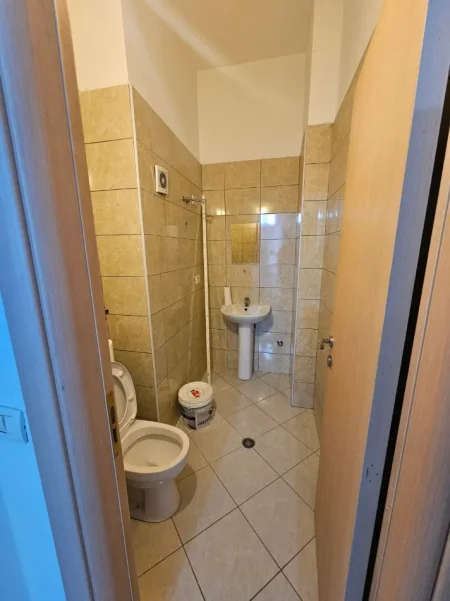 Tirane, shitet ambjent biznesi Kati 1, 23 m² 55.000 € (teodor keko)