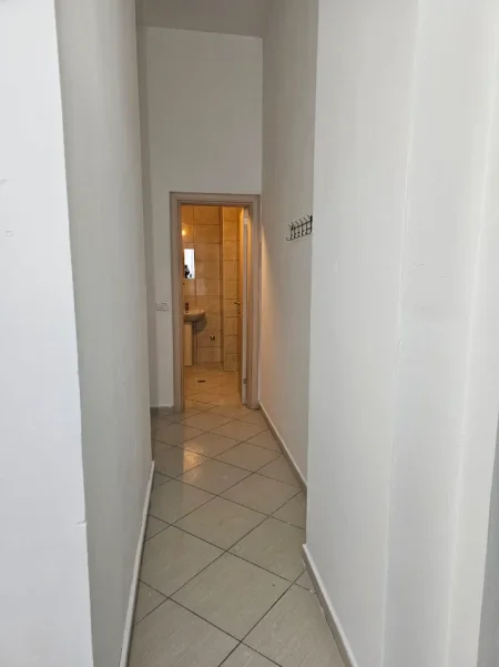 Tirane, shitet ambjent biznesi Kati 1, 23 m² 55.000 € (teodor keko)