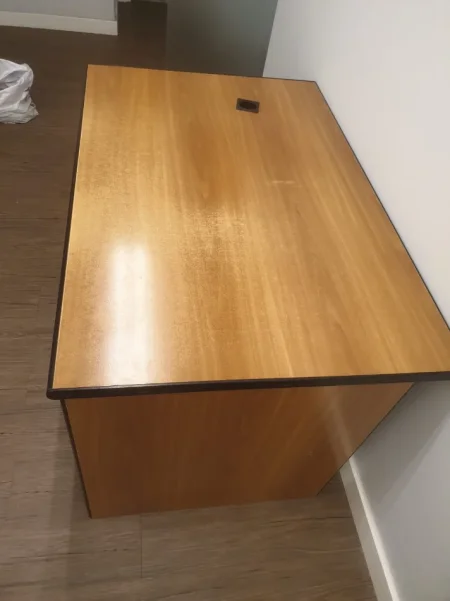 Tirane, shes Shitet Tavoline Kompjuteri 50 €