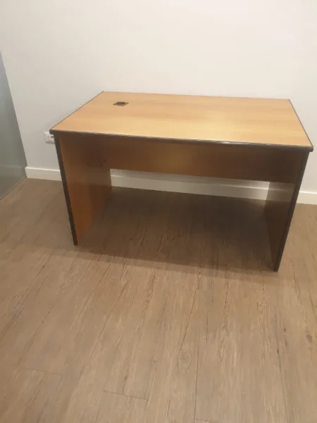 Tirane, shes Shitet Tavoline Kompjuteri 50 €