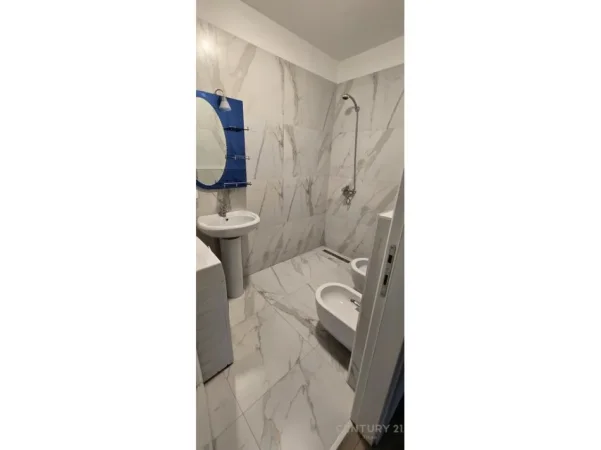 Tirane, jepet me qera apartament 1+1+Ballkon Kati 3, 65 m² 450 € 