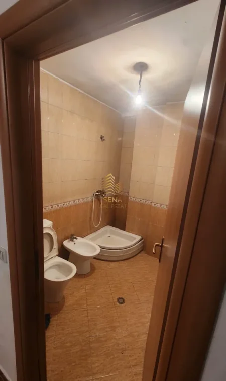 Tirane, jepet me qera apartament 2+1+Ballkon Kati 1, 100 m² 600 € (Rruga Irfan Tomini)