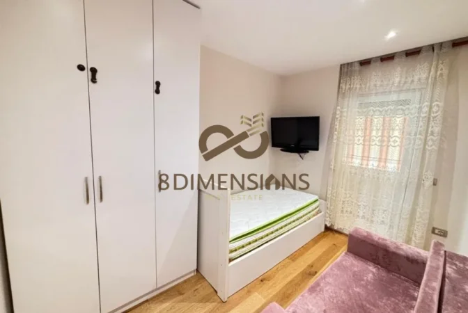 Tirane, jepet me qera apartament 3+1 Kati 4, 100 m² 850 € (Shkolla e kuqe)