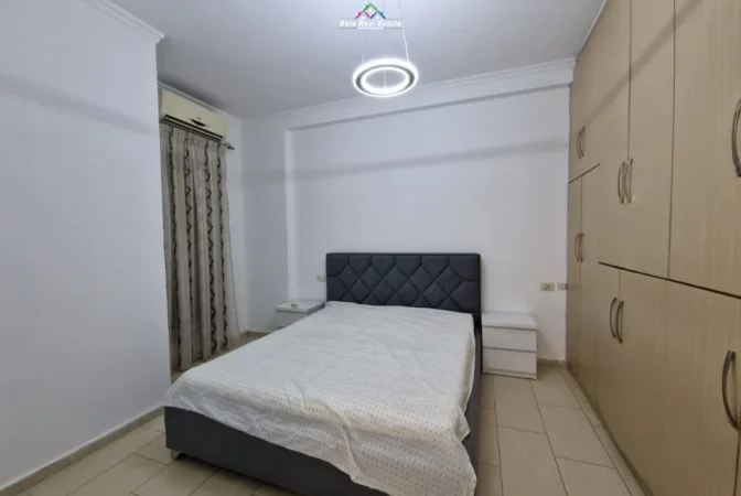 Tirane, jepet me qera apartament 1+1+Ballkon Kati 4, 75 m² 820 € (him kolli)