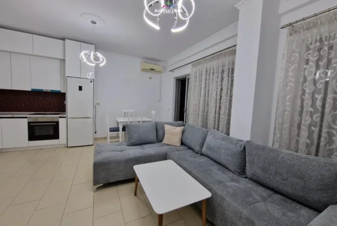 Tirane, jepet me qera apartament 1+1+Ballkon Kati 4, 75 m² 820 € (him kolli)