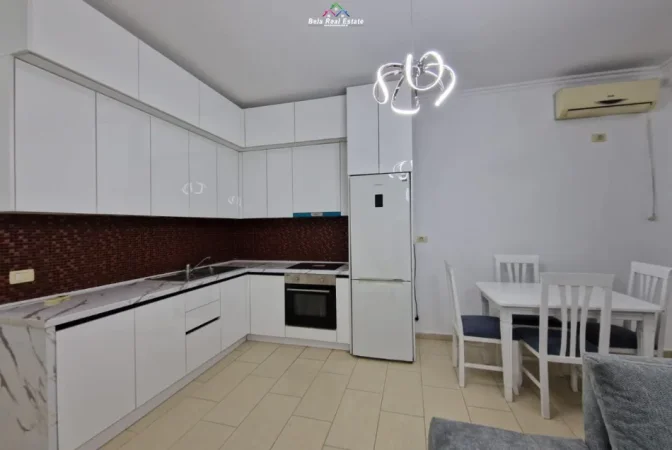 Tirane, jepet me qera apartament 1+1+Ballkon Kati 4, 75 m² 820 € (him kolli)