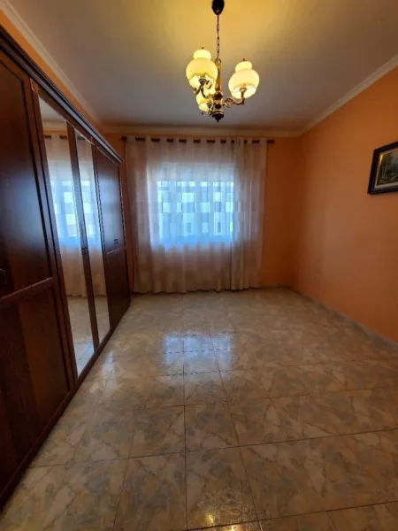 Tirane, jepet me qera apartament 1+1 Kati 3, 84 m² 450 € (Rruga Bardhyl)