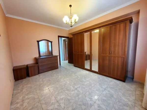 Tirane, jepet me qera apartament 1+1 Kati 3, 84 m² 450 € (Rruga Bardhyl)