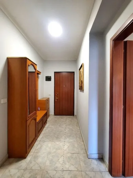 Tirane, jepet me qera apartament 1+1 Kati 3, 84 m² 450 € (Rruga Bardhyl)