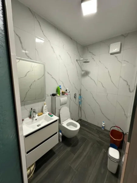 Tirane, jepet me qera apartament 1+1 Kati 3, 84 m² 450 € (Rruga Bardhyl)