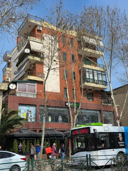 Tirane, jepet me qera zyre Kati 1, 290 m² 2.800 € (UZINA DINAMO)