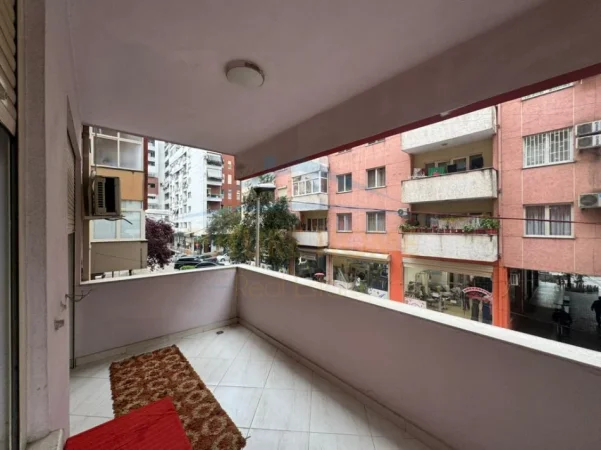 Tirane, jepet me qera apartament 2+1 Kati 1, 90 m² 550 € (Unaza e Re)