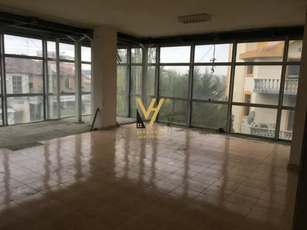Tirane, jepet me qera ambjent biznesi Kati 2, 255 m² 2.200 € (KINOSTUDIO)