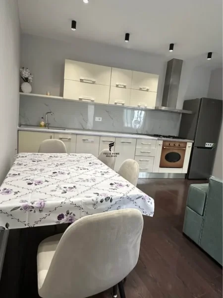 Tirane, jepet me qera apartament 1+1 Kati 1, 70 m² 400 € (YZBERISHT)