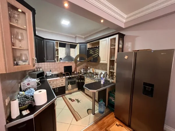 Tirane, shitet apartament 3+1+Ballkon Kati 6, 161 m² 219.500 € (astir)