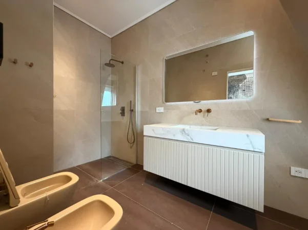 Tirane, jepet me qera apartament 2+1 Kati 3, 129 m² 1.800 € (TEG)