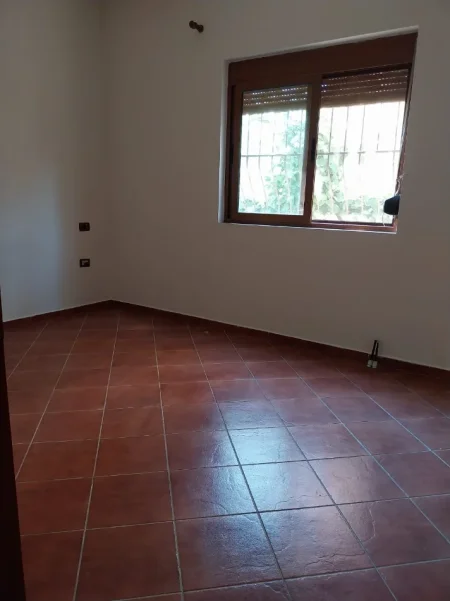 Tirane, jepet me qera shtepi 3+1+Ballkon Kati 0, 120 m² 311 € (Rruga Hamdi Cenojmeri)