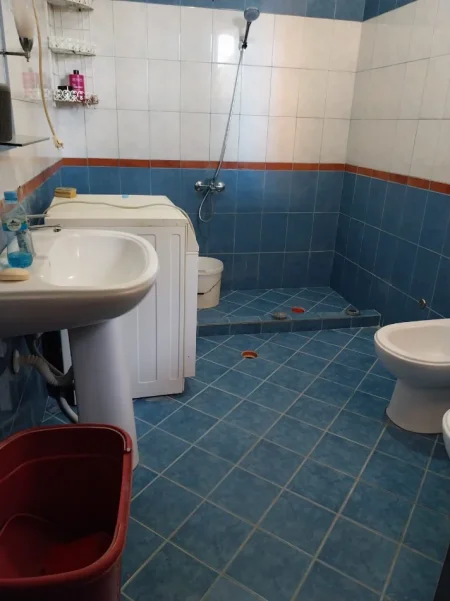 Tirane, jepet me qera shtepi 3+1+Ballkon Kati 0, 120 m² 311 € (Rruga Hamdi Cenojmeri)