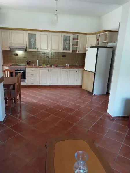 Tirane, jepet me qera shtepi 3+1+Ballkon Kati 0, 120 m² 311 € (Rruga Hamdi Cenojmeri)