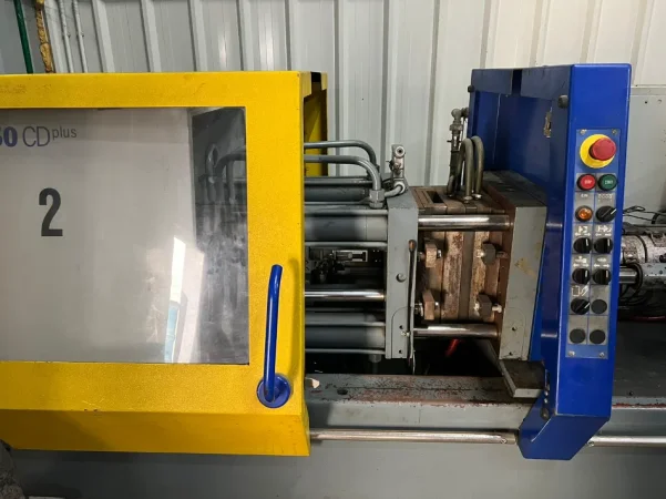 Durres, Makineri Injeksioni Plastike 12.000 €