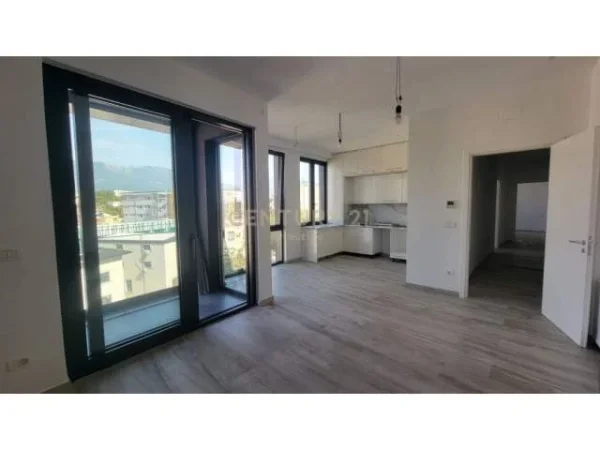 Tirane, jepet me qera apartament 102 m² 1.200 Euro (lion park)