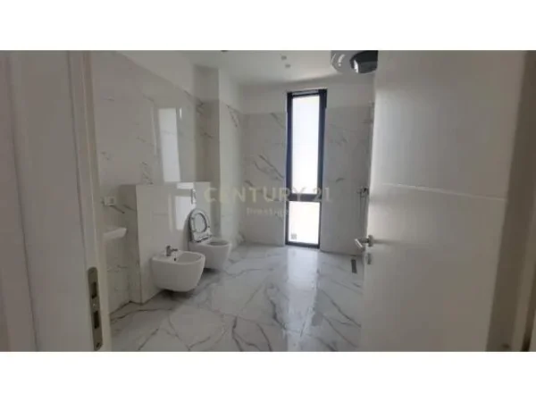 Tirane, jepet me qera apartament 102 m² 1.200 Euro (lion park)