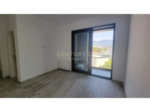 Tirane, jepet me qera apartament 102 m² 1.200 Euro (lion park)