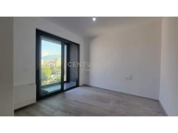 Tirane, jepet me qera apartament 102 m² 1.200 Euro (lion park)
