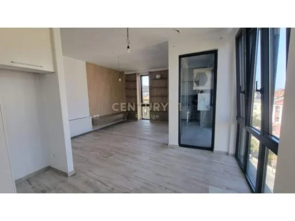 Tirane, jepet me qera apartament 102 m² 1.200 Euro (lion park)