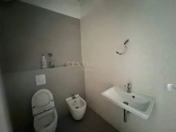 Tirane, jepet me qera apartament 102 m² 1.200 Euro (lion park)