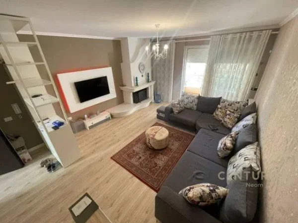 Tirane, jepet me qera apartament 120 m² 700 Euro (liqeni thate)